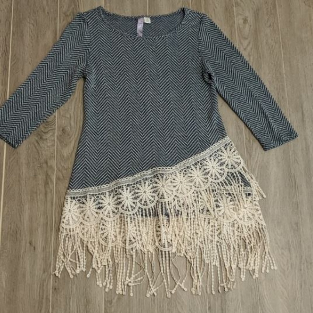 Alya Francesca Knitted Fringe Flower Top